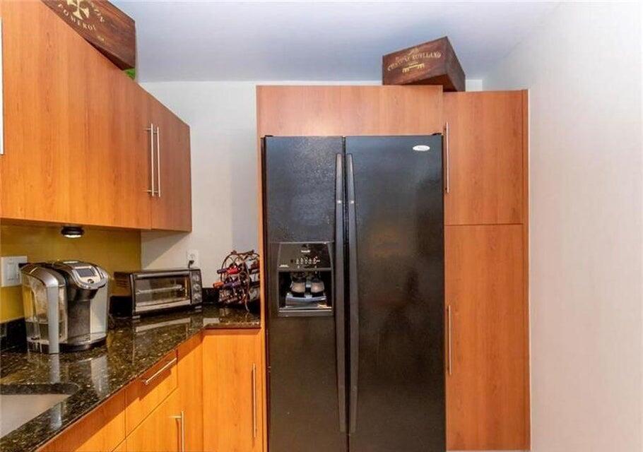 RESIDENCES ON HOLLYWOOD B - Residential Lease