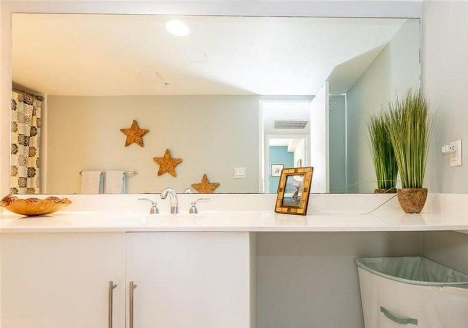 RESIDENCES ON HOLLYWOOD B - Residential Lease