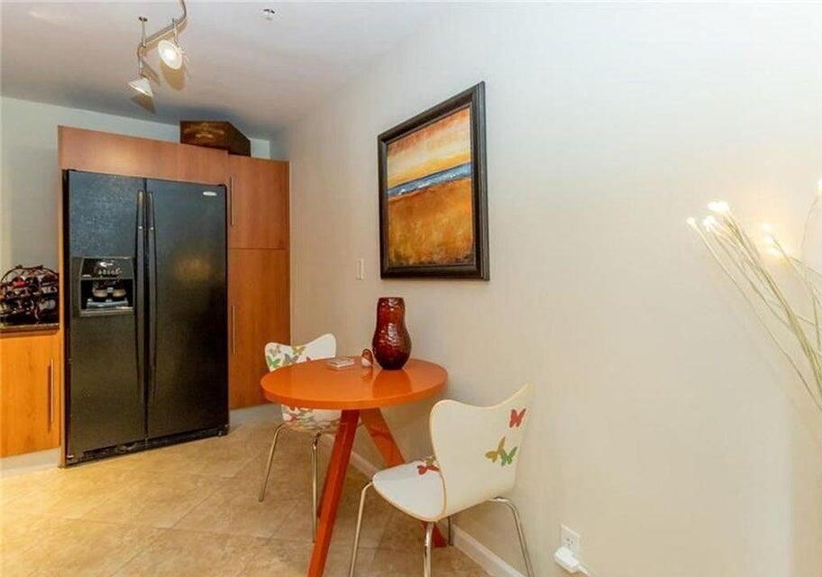 RESIDENCES ON HOLLYWOOD B - Residential Lease