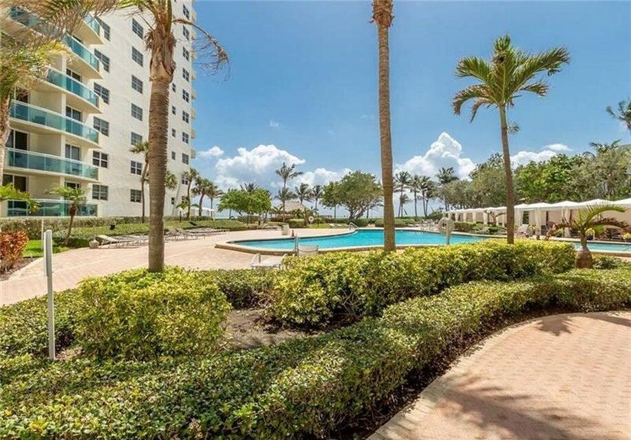 RESIDENCES ON HOLLYWOOD B - Residential Lease