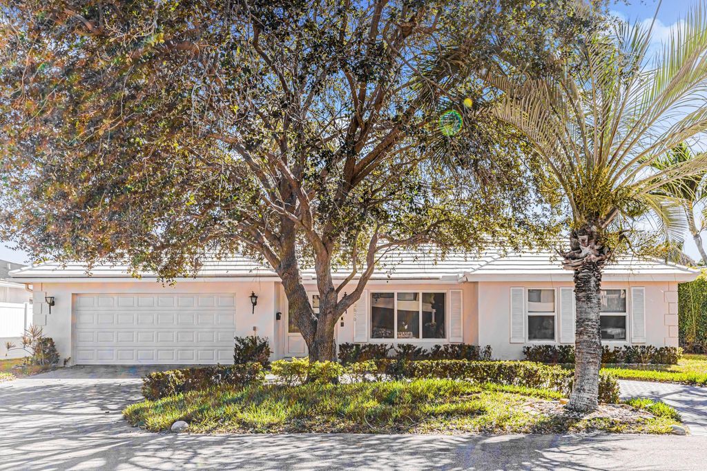 Photo of 2810 NE 60th Street, Fort Lauderdale, FL 33308 (MLS # F10534033)