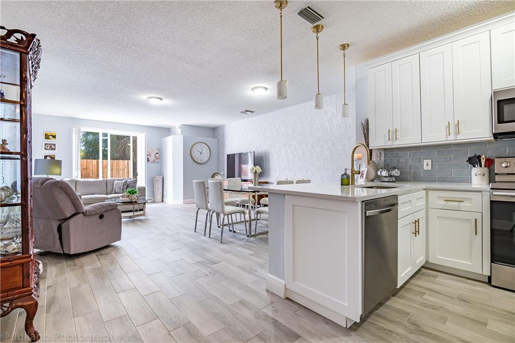 VICTORIA ISLES - Residential