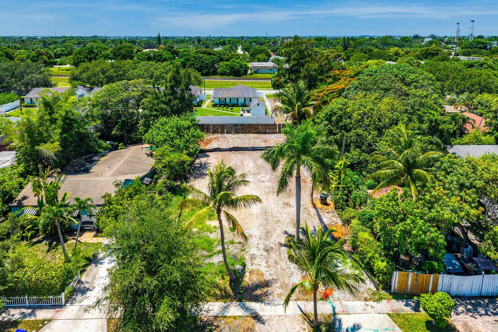 Photo of 814 SE 2nd Avenue, Delray Beach, FL 33483 (MLS # B26064073)