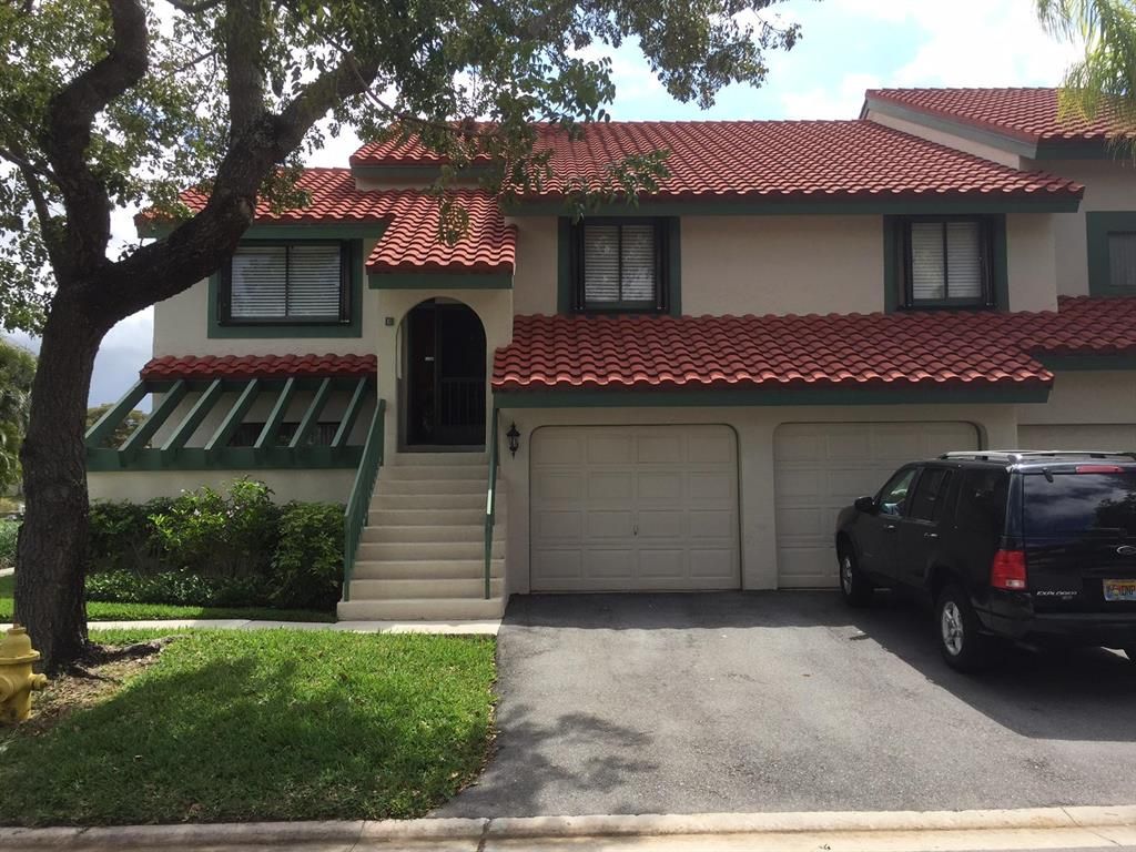 Photo of 21 Lexington Lane W #E, Palm Beach Gardens, FL 33418 (MLS # R10752922)