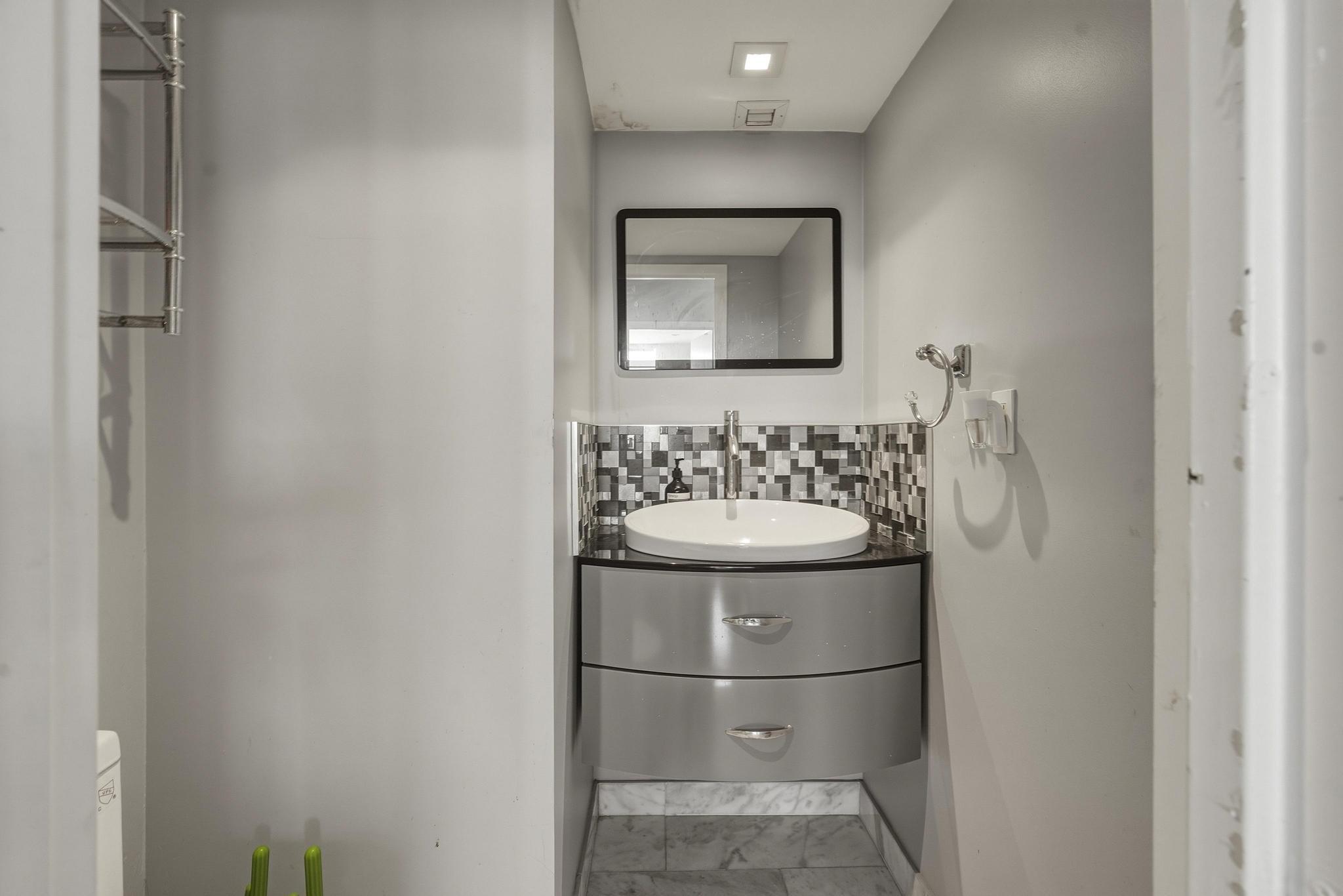 BAYVIEW TOWERS CONDO SOUTH BLDG - Residential Lease