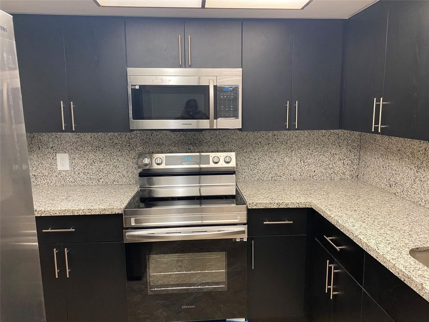 NEW KITHCHEN CABINET WITH HIGH END STAINLESS STEEL APPLIENCES AND BATH ROOM,Not going to last long HurryBeautiful 2/2 updated with scenic water view. Near Nova University and Broward CC. HOA approval required. Convenient to colleges, shopping and dining. Just 5 min from University and 595. NO PETS ALLOWED as per association. Shared Laundry Facility and extra storage room. Elevator and laundry room close to the unit. NO PET. Easy to show. Showing assist. 650+ Credit score require by association for all adult 18+, EASY TO SHOW SEE BROKER REMARK TEXT PLEASE