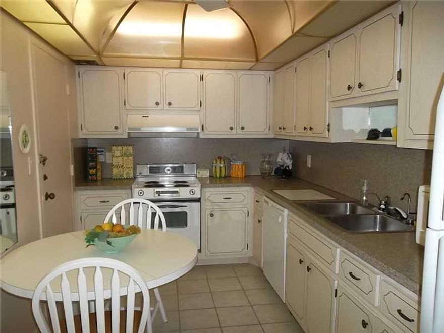 VERY CLEAN 1BR 1.5BATH UNIT LOCATED ON 10TH FLOOR WITH INTRACOASTAL VIEWS. FULLY FURNISHED TURNKEY UNIT. DON'T WAIT, WON'T LAST!    ****READY TO SHOW****