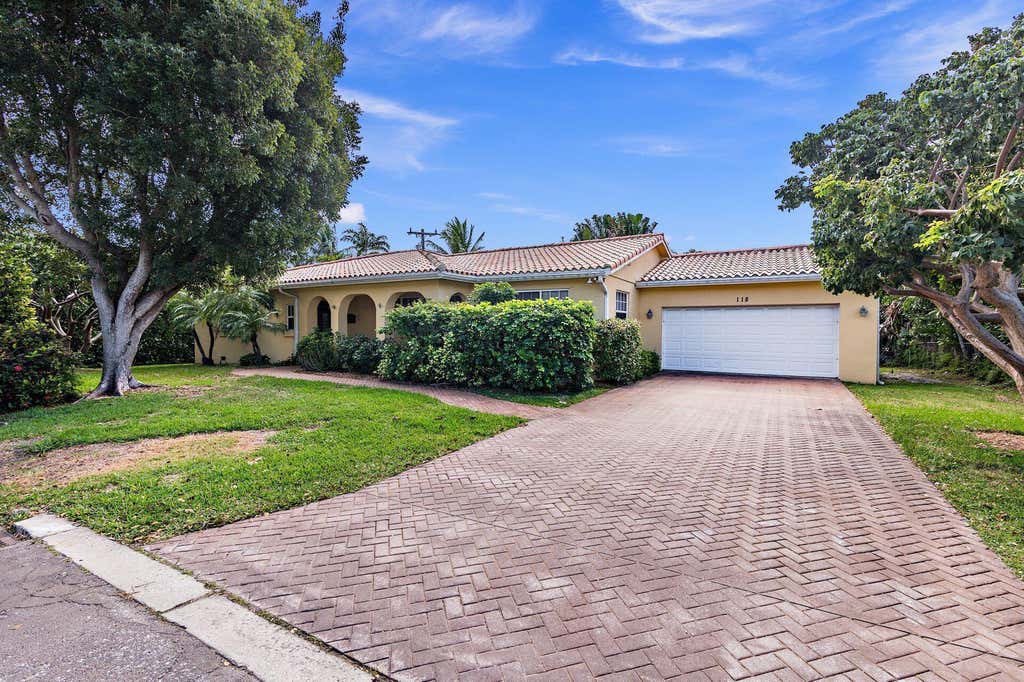 Photo of 118 Linda Lane, West Palm Beach, FL 33405 (MLS # B26038884)