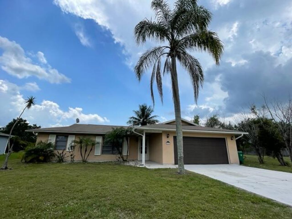 Photo of 2522 SE Dogwood Avenue, Port Saint Lucie, FL 34952 (MLS # R10790072)