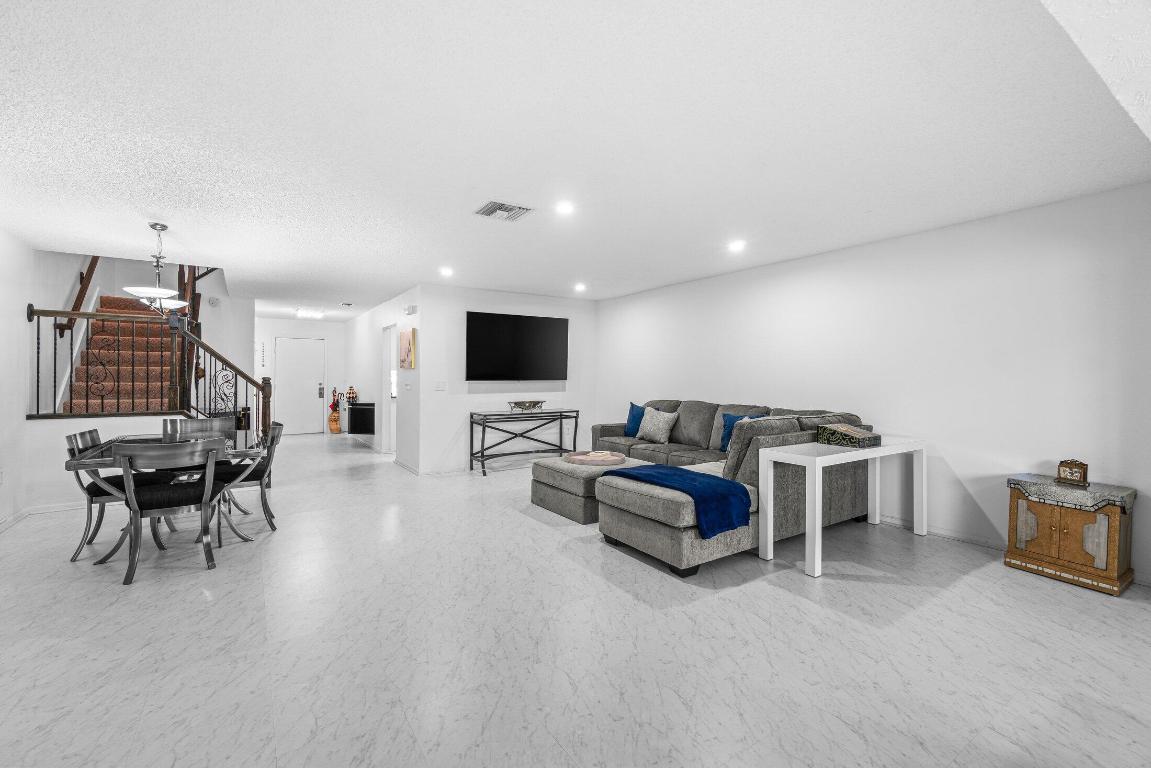 SOUTHPORT AT HUNTERS RUN CONDO - Residential Lease