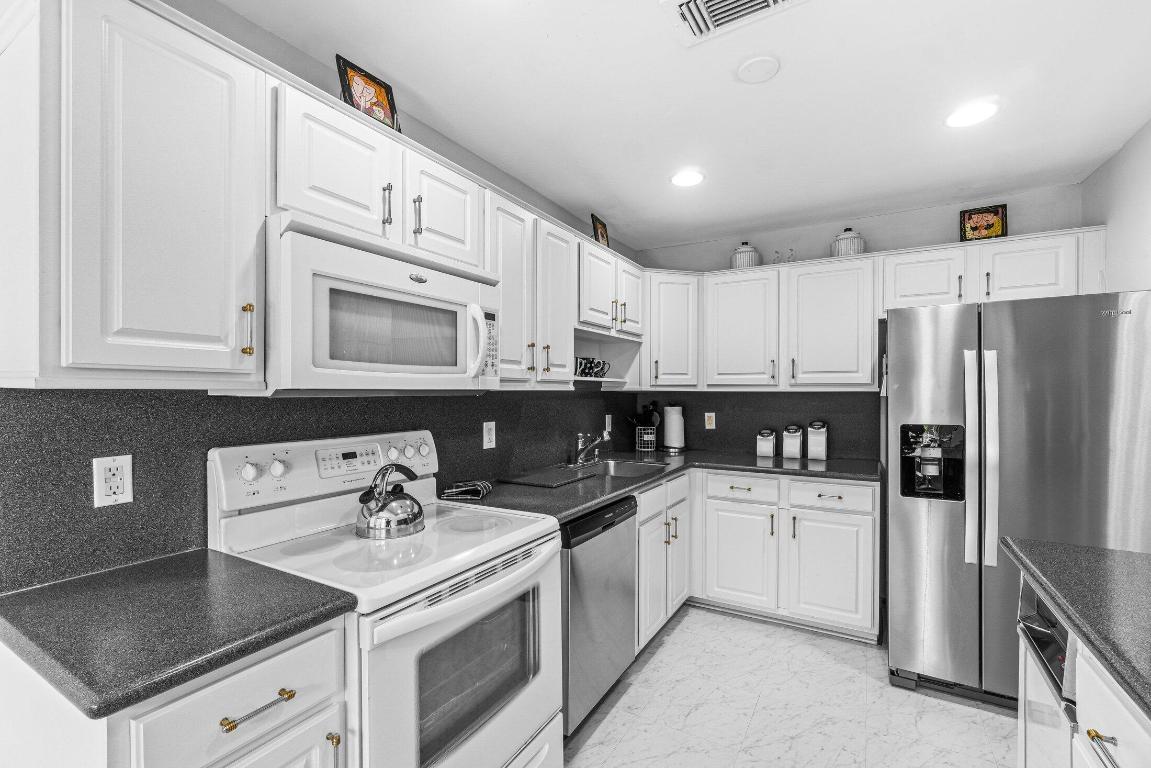 SOUTHPORT AT HUNTERS RUN CONDO - Residential Lease