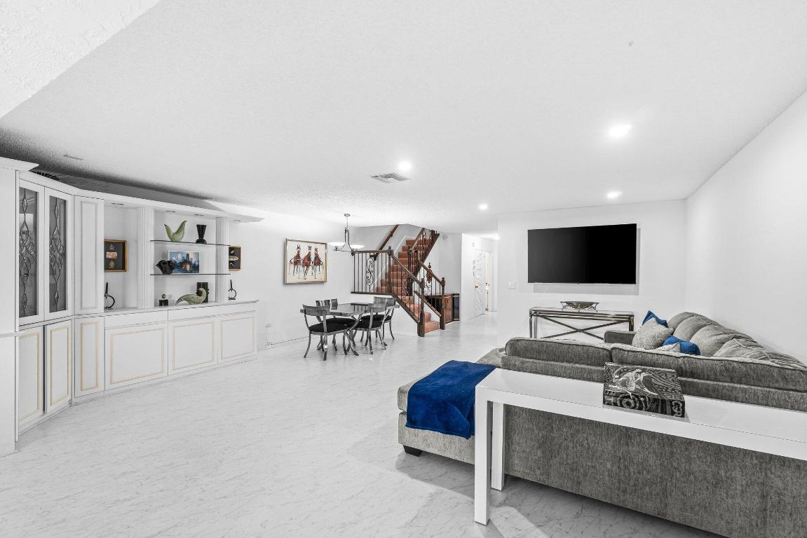 SOUTHPORT AT HUNTERS RUN CONDO - Residential Lease