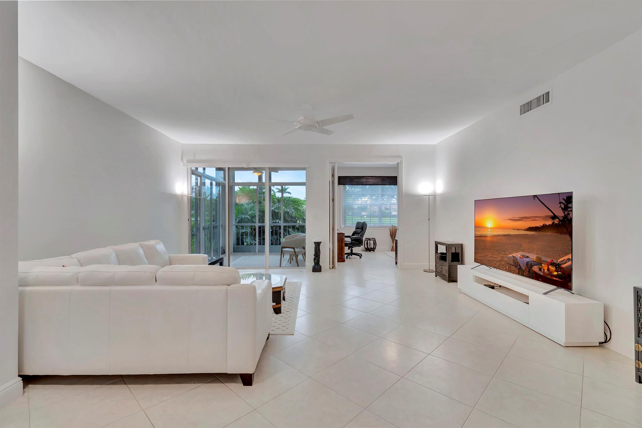 Captiviating Lake and Golf Views.