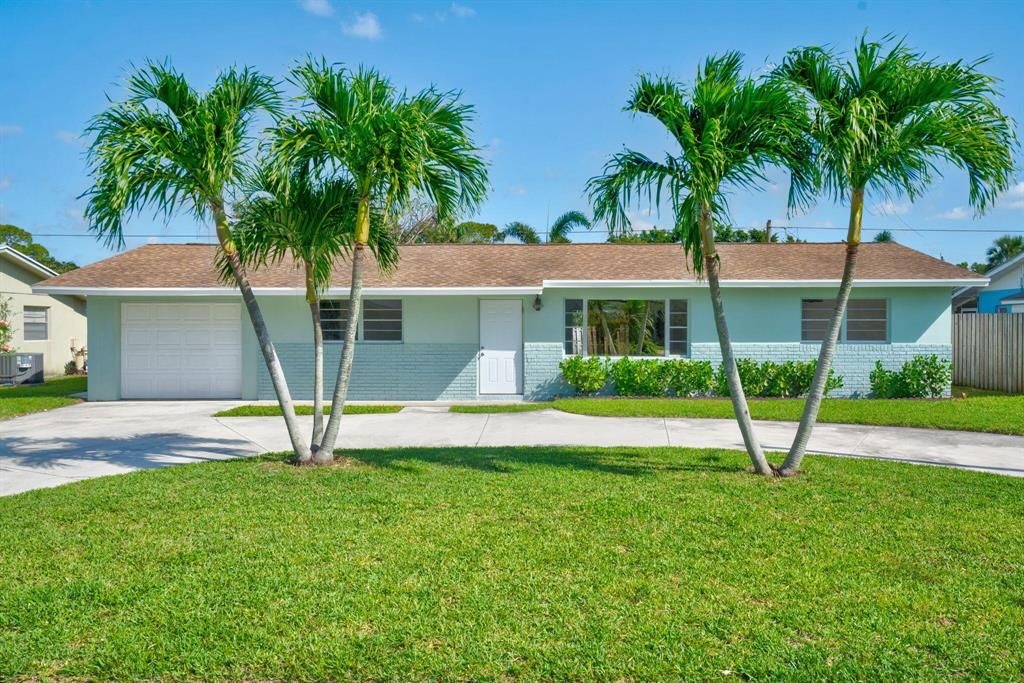 Photo of 1717 SE Monroe Street, Stuart, FL 34997 (MLS # R10885239)