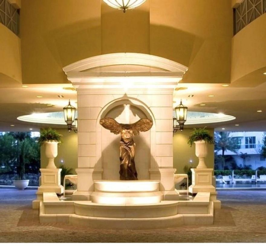 Great 3 bedrooms unit located in the elegant St Tropez building in Sunny Isles. Amazing common areas and amenities, private beaches access , gym, sauna, infiniti pool and much more.