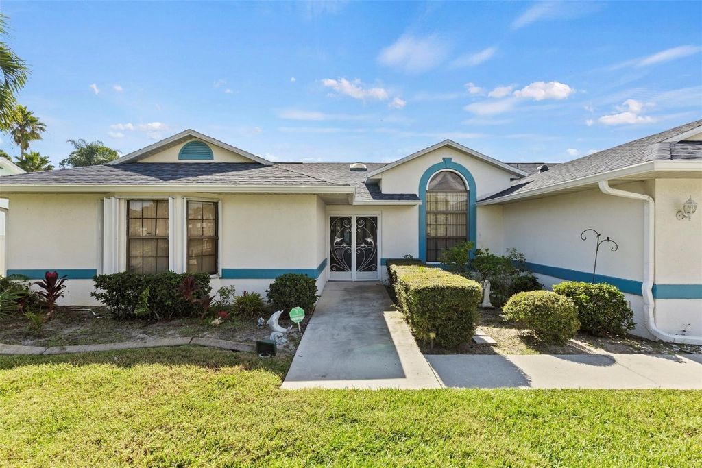 Photo of 522 SE Majestic Terrace, Port Saint Lucie, FL 34983 (MLS # F10535476)
