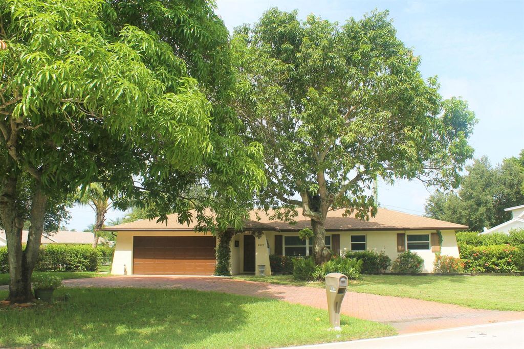 Photo of 307 W Riverside Drive, Jupiter, FL 33469 (MLS # R10912765)