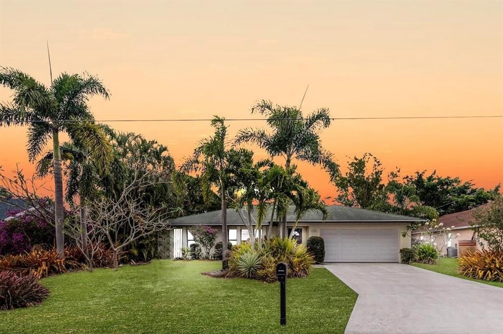 Photo of 1007 SE Lansdowne Avenue, Port St Lucie, FL 34983 (MLS # R10869347)