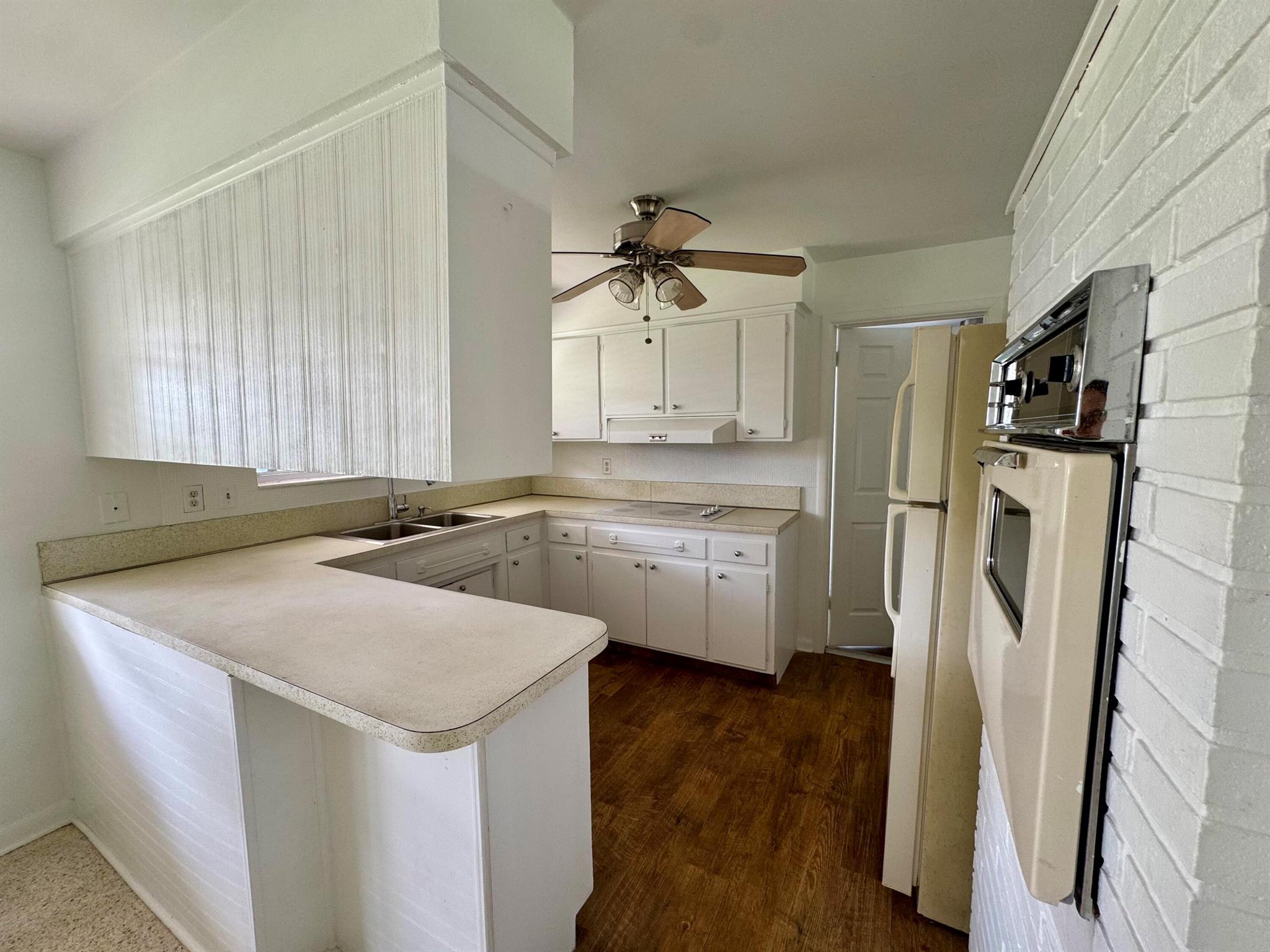 COUNTRY CLUB VILLAGE - Residential Lease