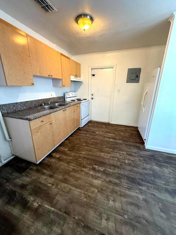 RIVIERA BEACH HEIGHTS ADD 3 - Residential Lease