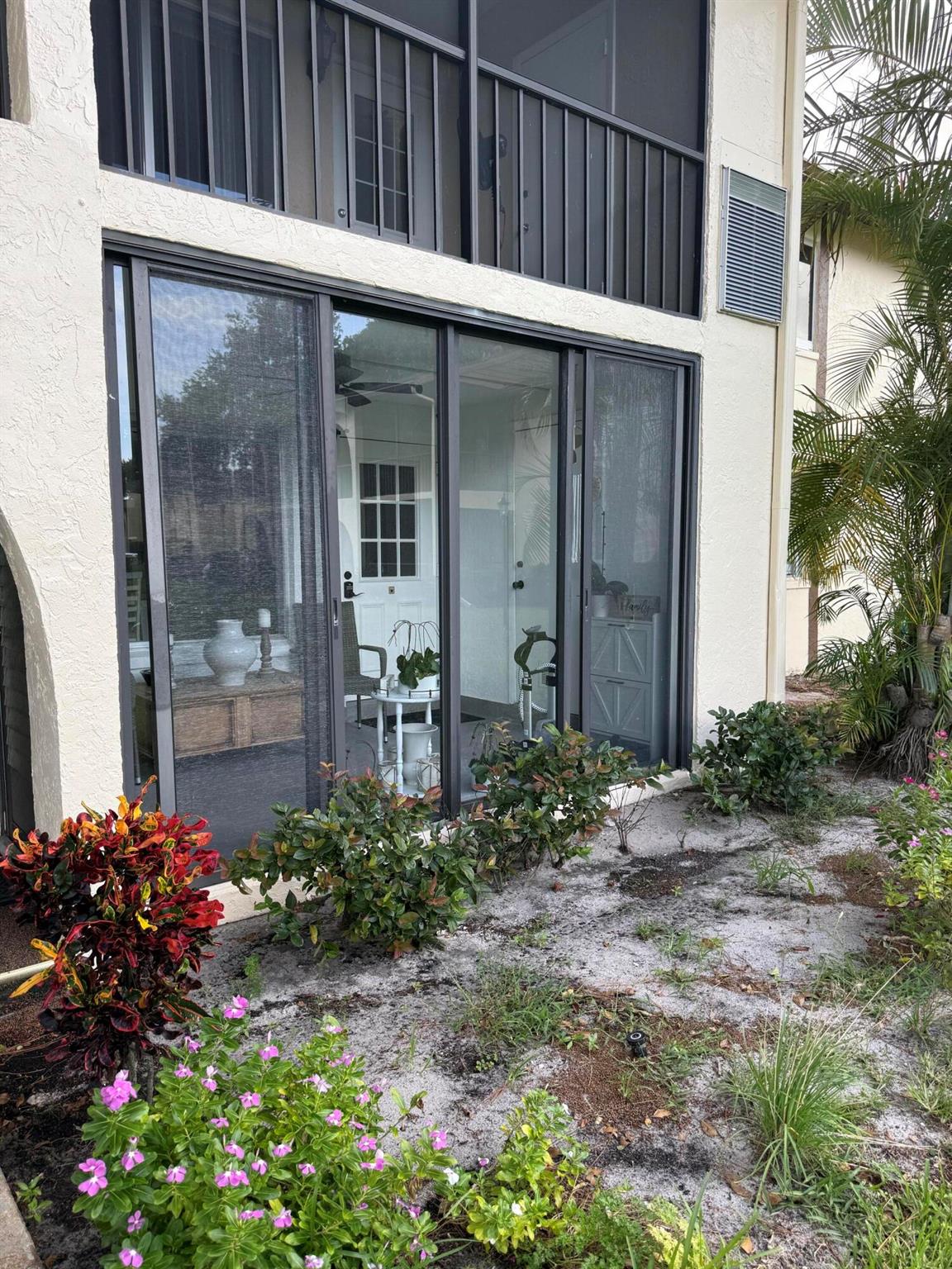 107 Lake Pine Circle B1, Greenacres, FL, 33463/$175,000 3 107 Lake Pine Circle B1