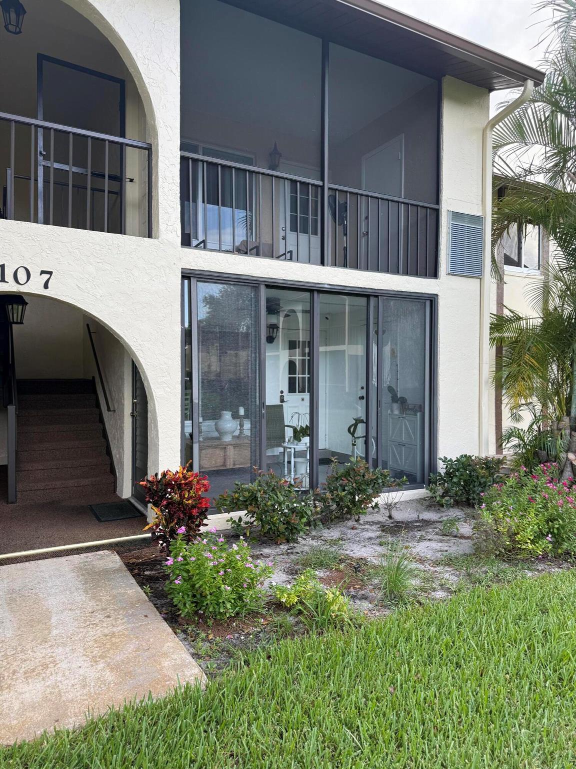 107 Lake Pine Circle B1, Greenacres, FL, 33463/$175,000 2 107 Lake Pine Circle B1