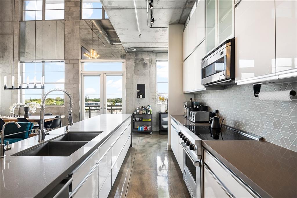 AVENUE LOFTS THREE/RESC - Residential Lease