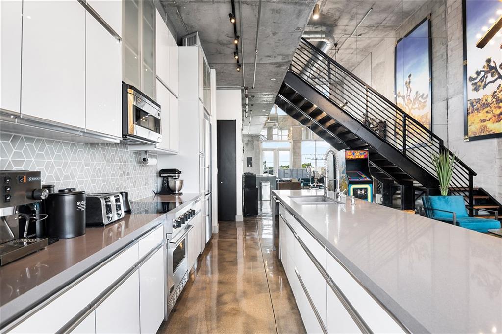 AVENUE LOFTS THREE/RESC - Residential Lease