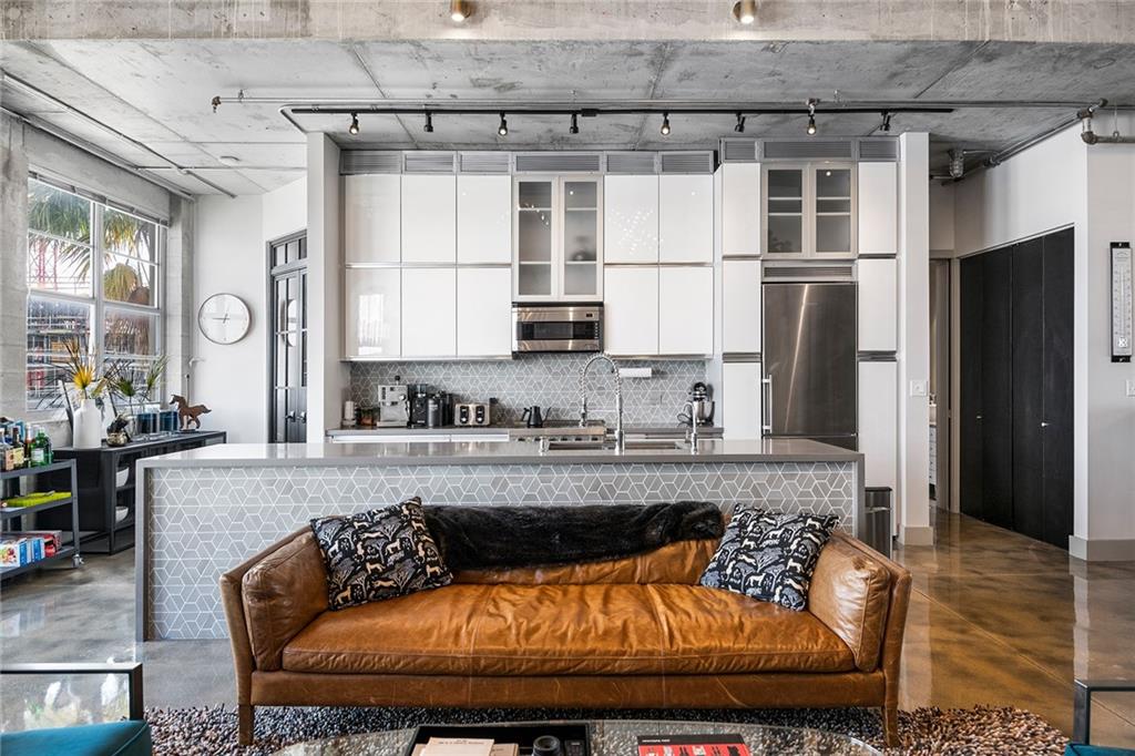 AVENUE LOFTS THREE/RESC - Residential Lease