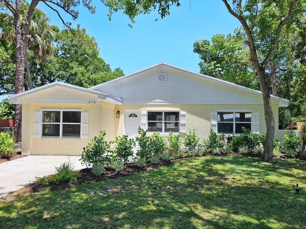 Photo of 2110 S 31st Street, Fort Pierce, FL 34947 (MLS # R11092076)