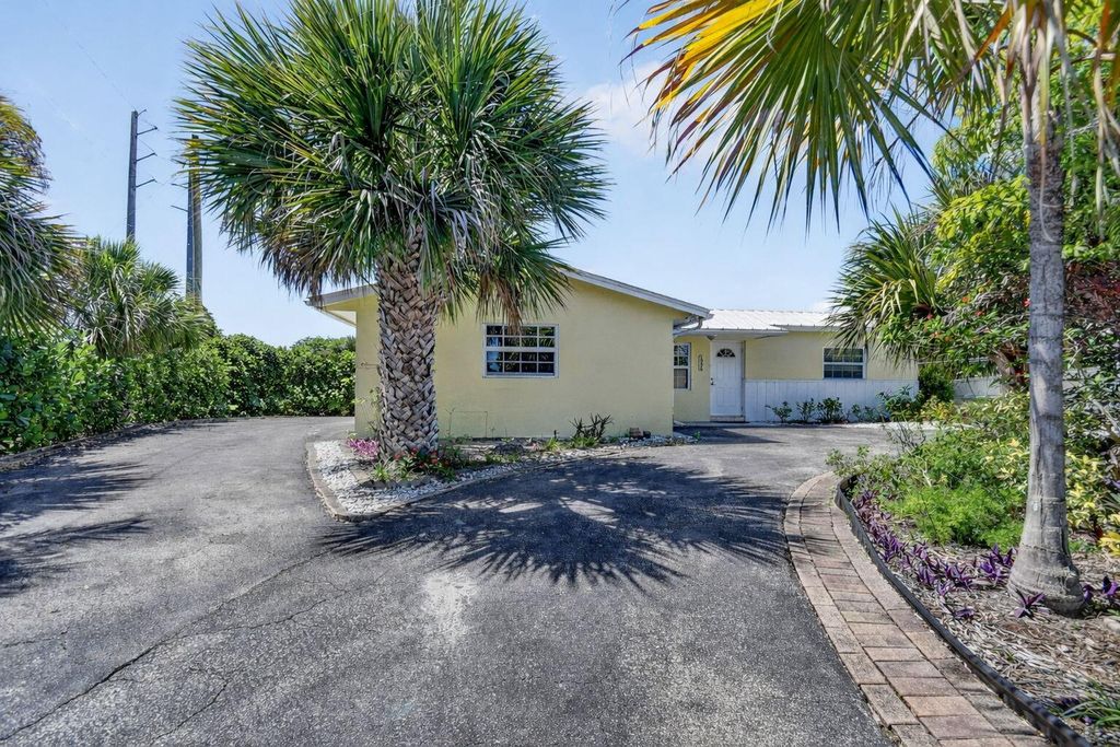 Photo of 1006 SW 28th Avenue, Boynton Beach, FL 33426 (MLS # B26017682)