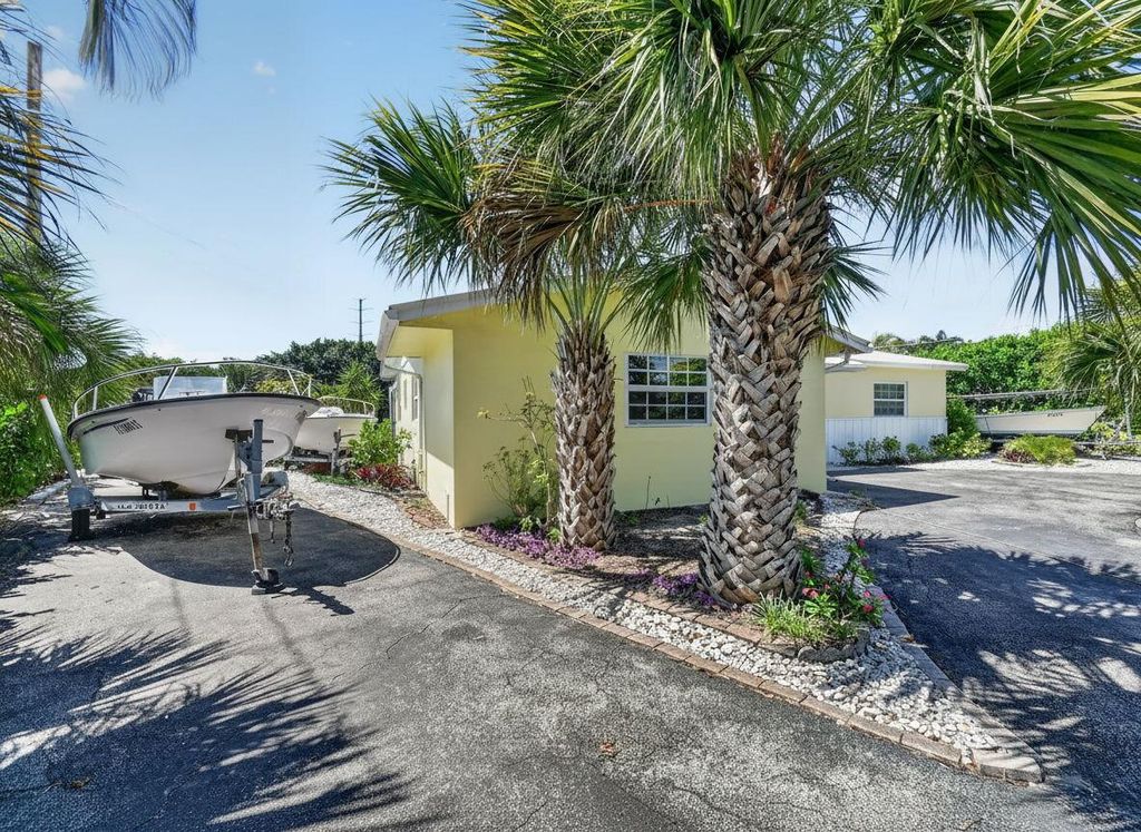 Photo of 1006 SW 28th Avenue, Boynton Beach, FL 33426 (MLS # B26017682)