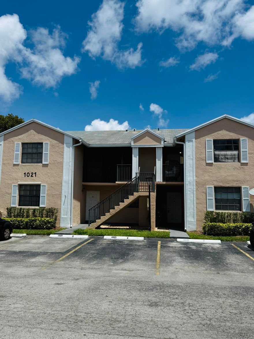 Take a look at this 1st floor unit with almost brand new kitchen and bathrooms! Tile floor through-out, no carpet! Enjoy the screened in patio with lake view!, Centrally located close to shops, schools, and Roscoe Warren Park. This gated community has it all. Low Hoa and it can be rented immediately.