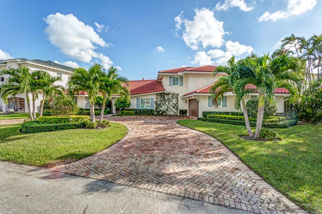 Photo of 904 HYACINTH Drive, Delray Beach, FL 33483 (MLS # B26058038)