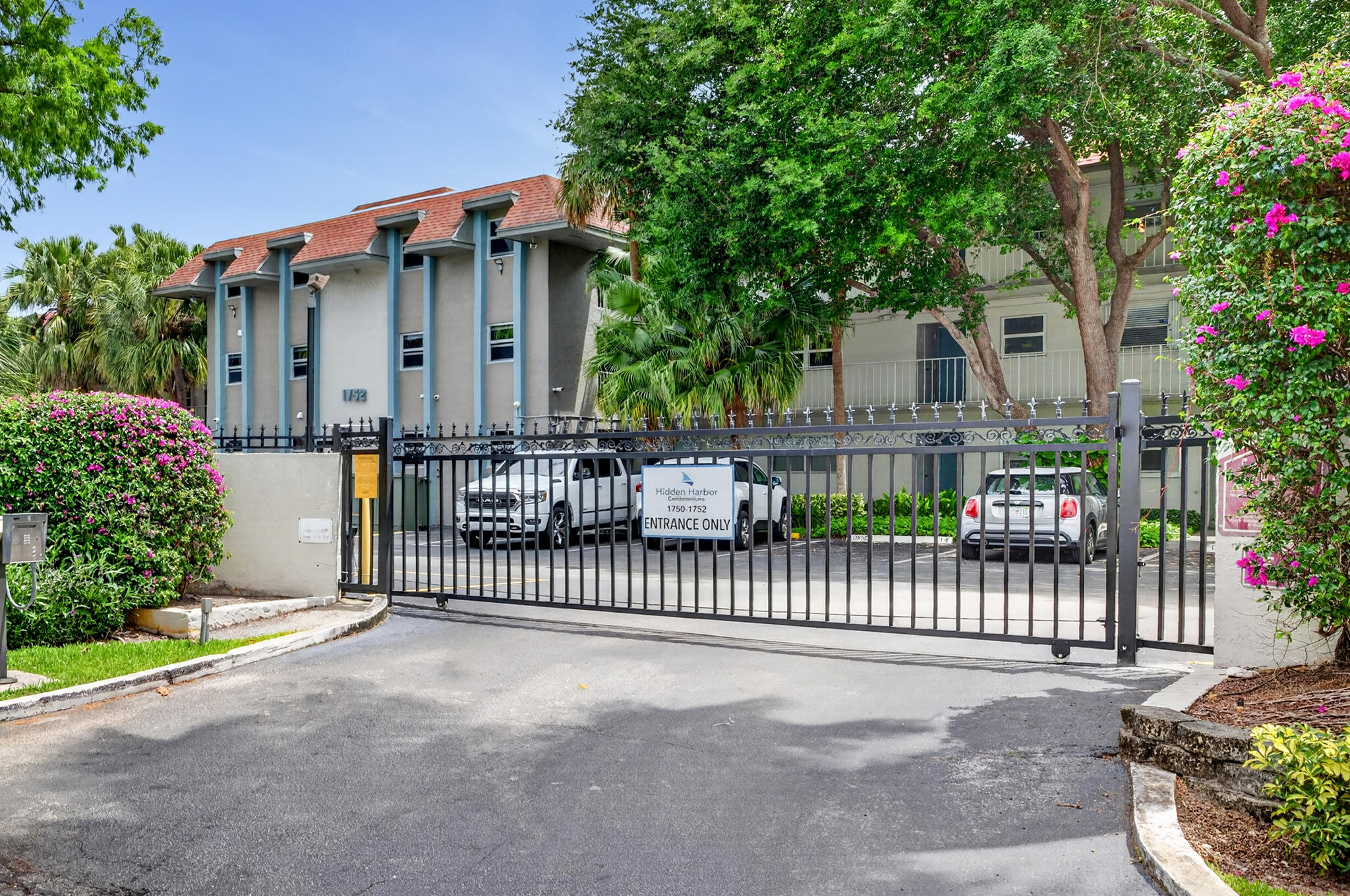 HIDDEN HARBOR CONDOMINIUM - Residential