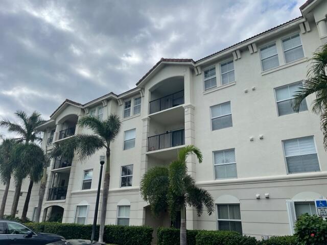 Looking for an upscale 3 bedroom furnished unit? This totally renovated 3 bedroom 2 bath unit comes fully furnished with 4 TV's, high end furniture and bedding, washer and dryer, large balcony, walk in closets, crown moulding throughout, and wonderful amenities on the intracoastal including pool, fitness centerl, and AC Basketball court. Close to restaurants, the ocean and 7 minutes to Downtown Delray. A must see in the Community of Tuscany On the Intracoastal.