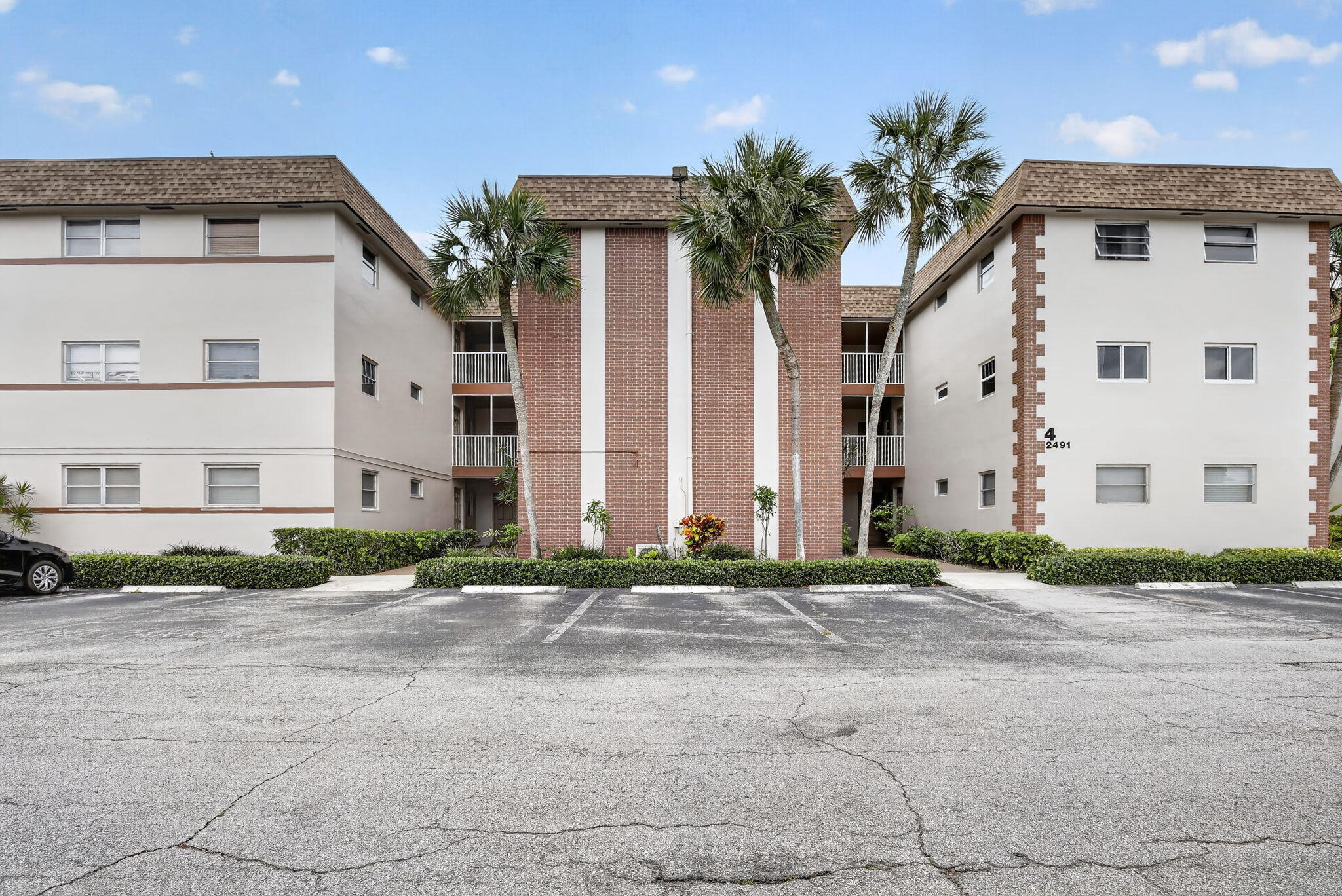 ARROWHEAD CONDO NO IV - Residential