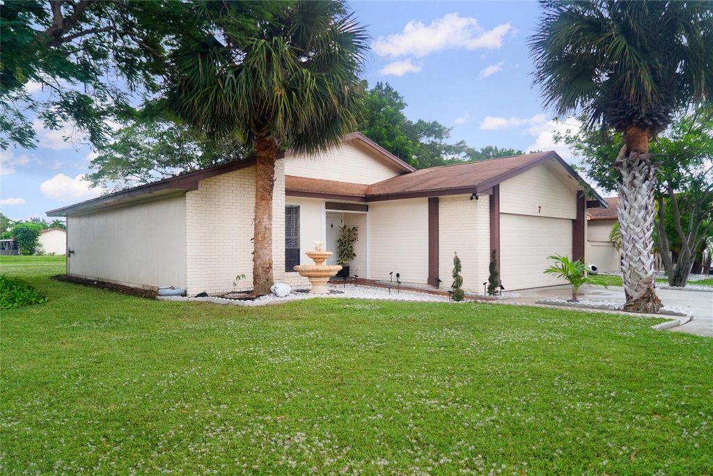 Photo of 7 Danby Place, Boynton Beach, FL 33426 (MLS # F10409296)