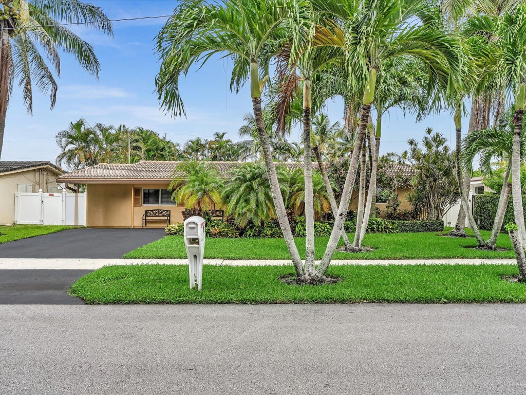Photo of 11 FOREST HILLS Lane, Boca Raton, FL 33431 (MLS # B26060826)