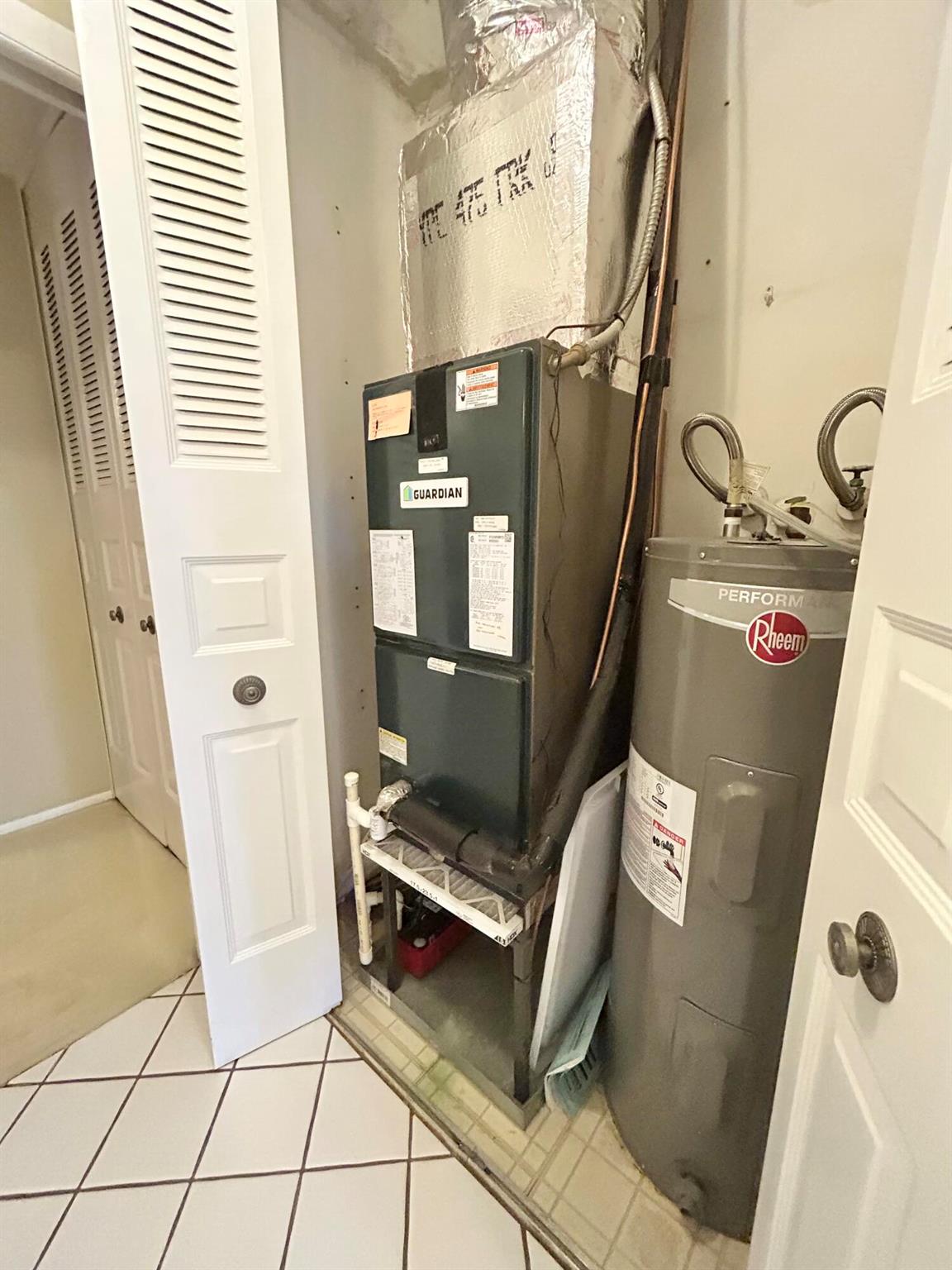 CRESTHAVEN VILLAS 28 COND - Residential