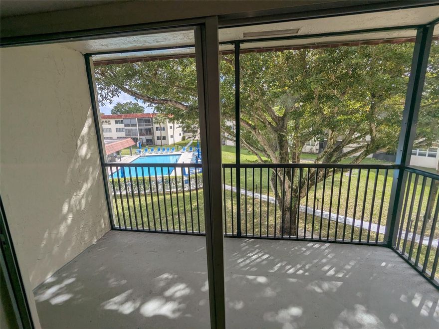 55 + Golf Community. 3rd floor t unit freshly painted. Waterer, basic cable TV included close to mall, restaurants, hospital, shopping, and easy access to highways.