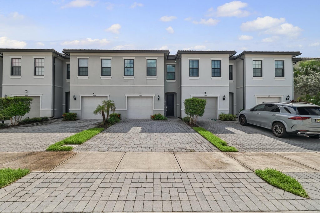 Photo of 4488 Appleton Circle E, Oakland Park, FL 33309 (MLS # B26077311)