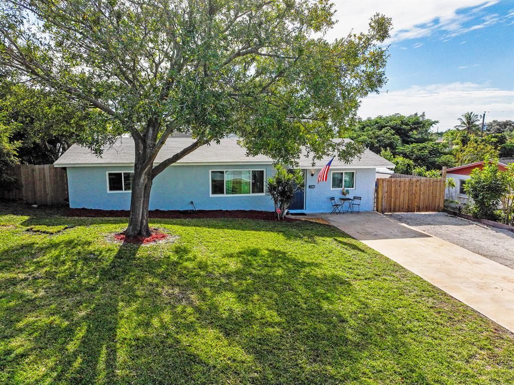 Photo of 7386 SE Craig Street, Hobe Sound, FL 33455 (MLS # R10765399)