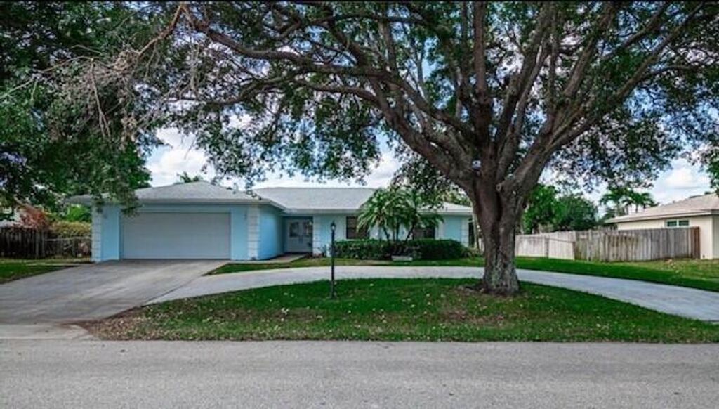Photo of 97 W Palm Avenue, Lake Worth, FL 33467 (MLS # B26030099)