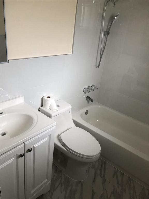 1beds1bath condo in Lake Worth. Great investment opportunity. Second floor unit, tile floors, quiet location, community pool. Unit is vacant and unfurnished. Use ShowingTime for showings. Thank you.