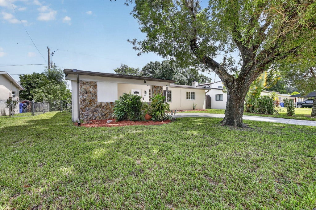 Photo of 7231 Freedom Street, Hollywood, FL 33024 (MLS # B26054906)