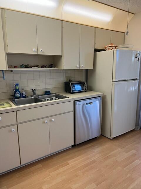 VILLAS OF HOBE SOUND COND - Residential Lease