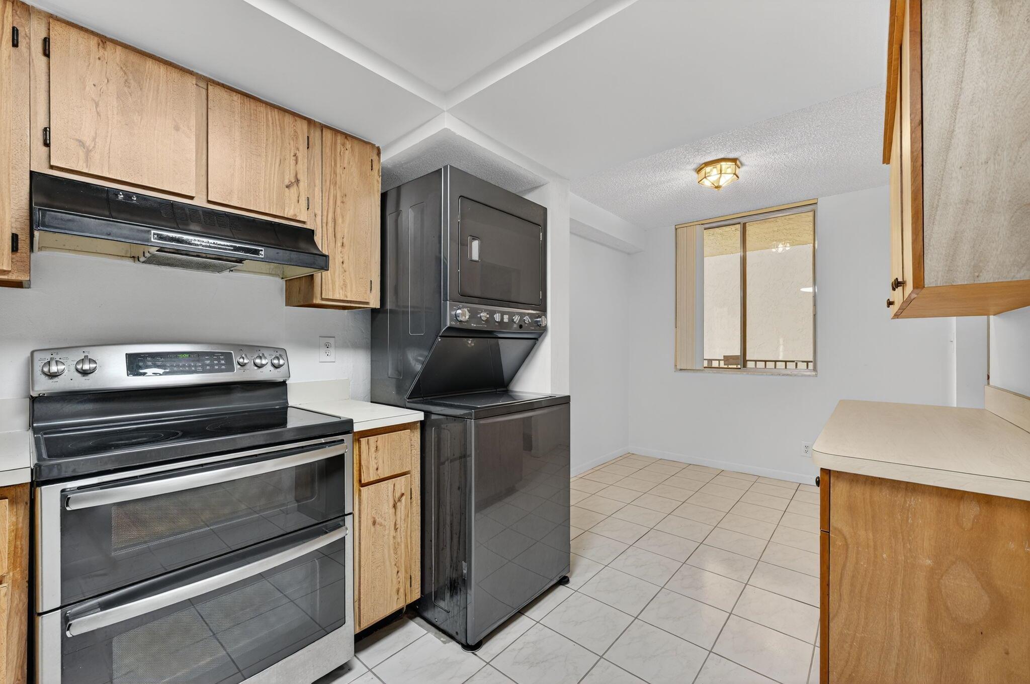 3215 Riverside Drive C-402, Coral Springs, FL, 33065/$175,000 3 3215 Riverside Drive C-402