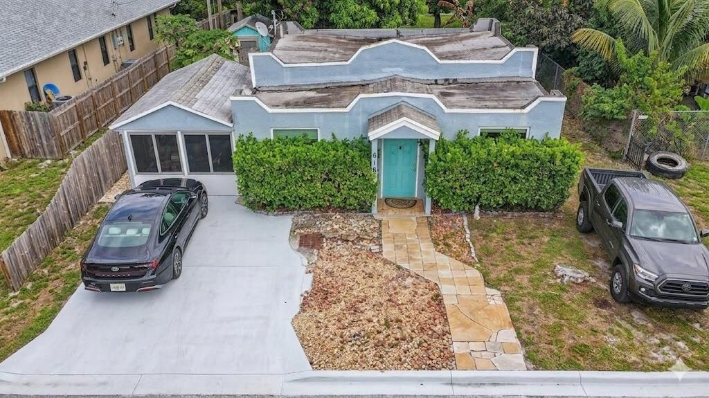 Photo of 618 S Pine Street, Lake Worth Beach, FL 33460 (MLS # R11156460)