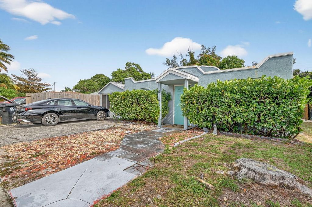 Photo of 618 S Pine Street, Lake Worth Beach, FL 33460 (MLS # R11156460)